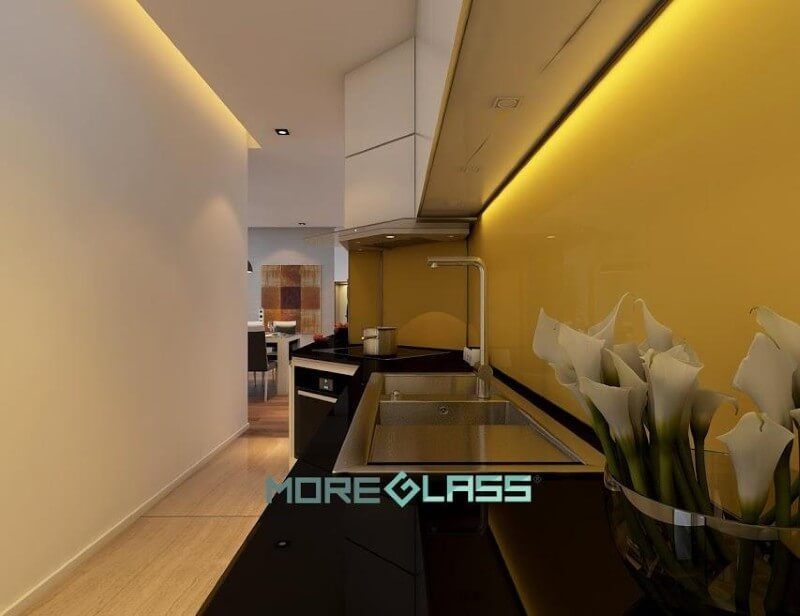 Bố trí mẫu kính ốp bếp màu vàng thư tươi tắn cho không gian nhà bếp thêm mới lạ đầy sức sống.