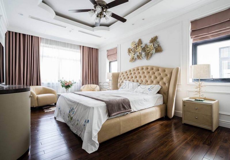 Giường bọc da có thiết kế sang trọng với đầu giường được tạo ra với sự tỉ mỉ và các nút chần nạm được thực hiện cẩn thận.