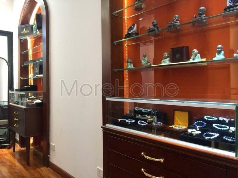 Showroom có một khu trưng bày đá phòng thủy độc đáo, được thiết kế bằng hệ tủ gỗ tự nhiên màu nâu trầm, tạo nên vẻ đẹp sang trọng và đẳng cấp.