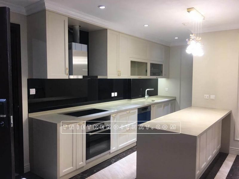 Tủ bếp gỗ tự nhiên màu trắng có nét sang trọng với tay nắm đẹp.