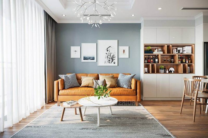 Sofa văng bọc da thật với gam màu nâu tây là điểm nhấn ấn tượng cho phòng khách